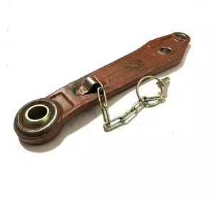 Тяга МТЗ навіски ліва коротка (вир-во МТЗ) 80-4605045 Тяга МТЗ навіски ліва коротка (вир-во МТЗ) 80-4605045